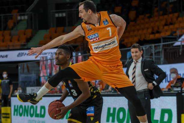 进攻篮板的 进攻篮板的